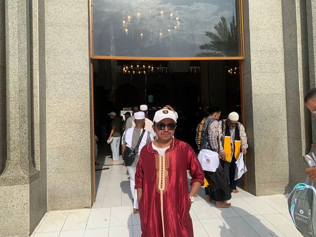 Mutowif Ustadz Mujib saat berada di Masjid Quba, Kota Madinah, Arab Saudi, beberapa waktu lalu. Foto: irham thoriq