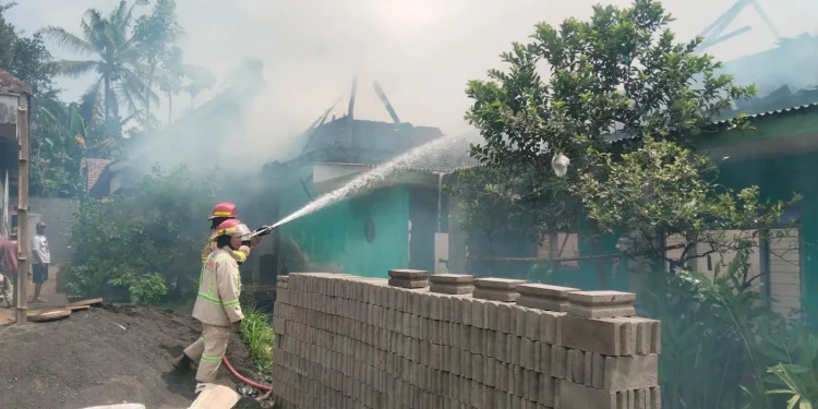 Penanggulangan kebakaran di wilayah Kecamatan Bululawang, Kabupaten Malang. Foto: Damkar Kabupaten Malang