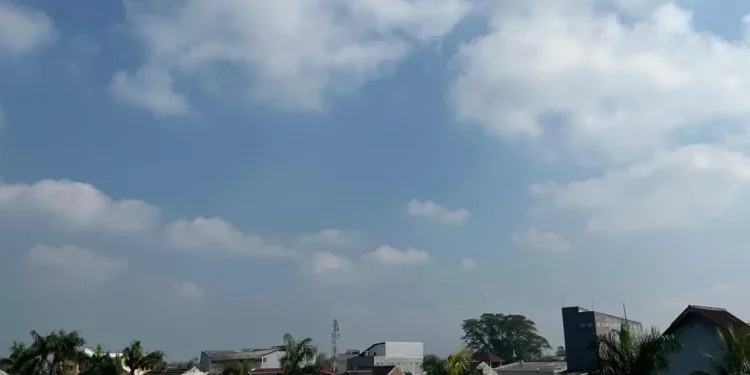 Informasi prakiraan cuaca Malang hari Jumat, 5 September 2025 yang diperkirakan dalam kondisi cerah hingga berawan sepanjang hari. /Foto: Tugumalang.id/Bagus Rachmad Saputra.