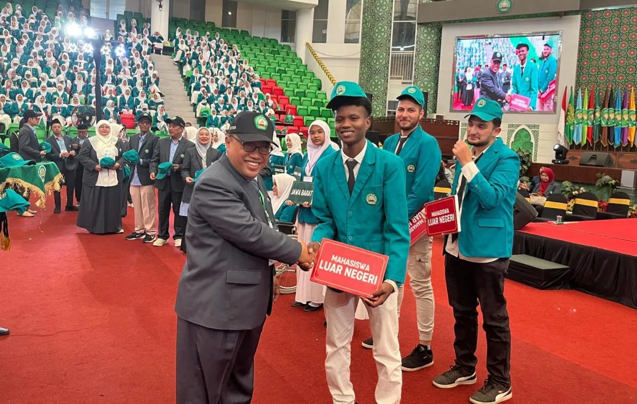 Rektor Unisma, Prof. Drs. H. Junaidi, M.Pd, Ph.D bersama perwakilan mahasiswa asing asal Sudan. /Foto: Tugumalang.id/Bagus Rachmad Saputra.