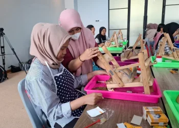 Peserta pelatihan giling rokok memperhatikan instruksi dari trainer yang diadakan oleh disperindag Kabupaten Malang. Foto: Aisyah Nawangsari Putri