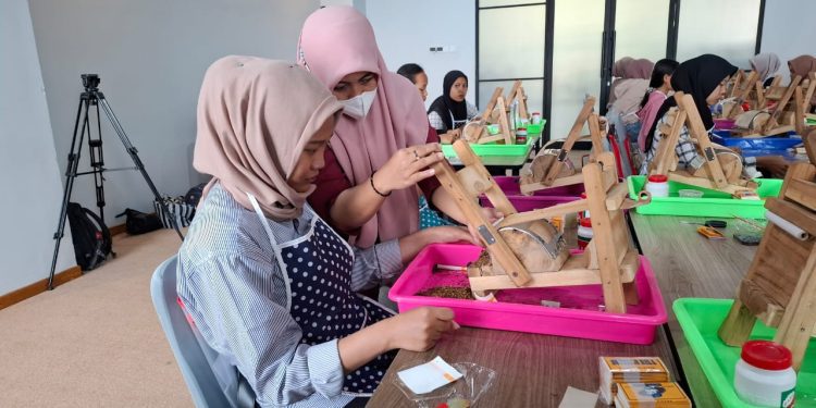 Peserta pelatihan giling rokok memperhatikan instruksi dari trainer yang diadakan oleh disperindag Kabupaten Malang. Foto: Aisyah Nawangsari Putri
