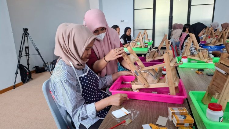 Manfaatkan DBHCHT, Disperindag Kabupaten Malang Latih 50 Perempuan Jadi ...