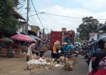 Kondisi Pasar Kebalen yang pedagangnya berjualan di tepi jalan. (Foto/M Sholeh)
