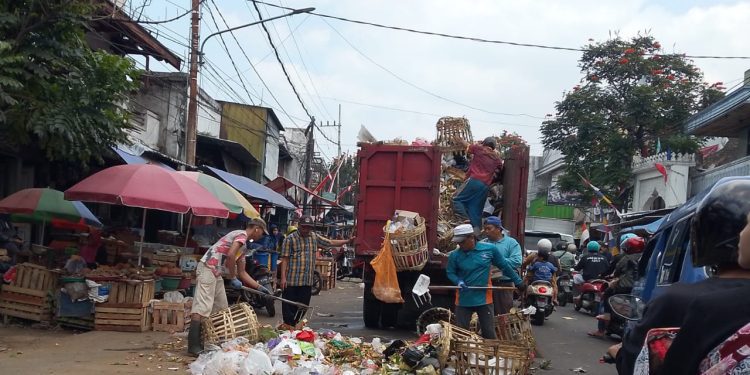 Kondisi Pasar Kebalen yang pedagangnya berjualan di tepi jalan. (Foto/M Sholeh)