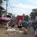 Kondisi Pasar Kebalen yang pedagangnya berjualan di tepi jalan. (Foto/M Sholeh)