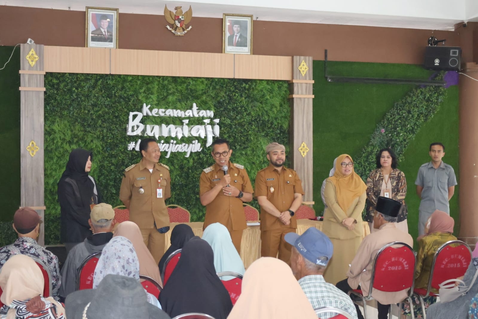 Penyaluran bansos PKH Plus Tahap 3 kepada lansia di Kota Batu. Foto: Prokopim KWB