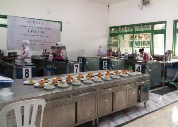 Situasi Ujian Kompetensi Keahlian (UKK) SMKN 2 Malang di kelas tata boga sesi 2. Foto/Imas Salisah Goniyah