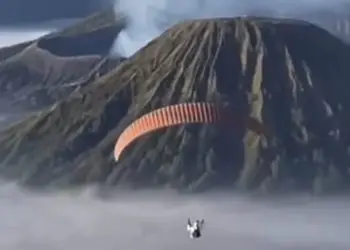 Paralayang di Gunung Bromo