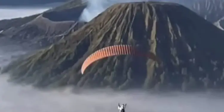 Paralayang di Gunung Bromo