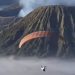 Paralayang di Gunung Bromo