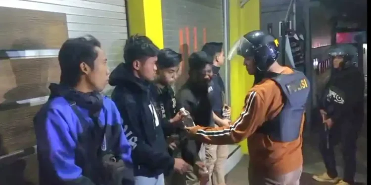Aparat Satreskrim Polres Batu