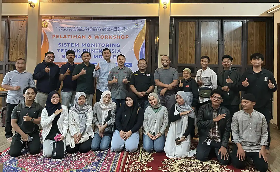 Foto bersama Tim Dosen ITSK RS dr. Soepraoen
