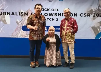 Dari kiri, Chief of Business Support Offcer PT Tower Bersama Infrastrucutre Group Lie Sie An, wartawan difabel dari Tugu Jatim ID Dwi Lindawati, dan Direktur Gerakan Wartawan Peduli Pendidikan Nurcholis MA Basyari foto bersama di Rumah Belajar TBIG Tangerang, Jakarta, Jumat siang (29/08/2025). (Foto: Dwi Lindawati/Tugu Jatim)