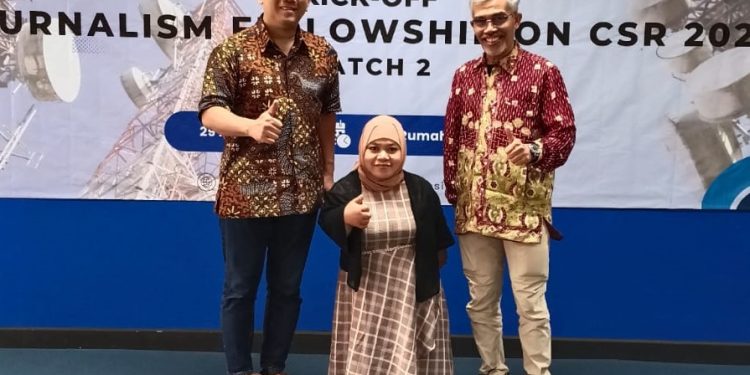 Dari kiri, Chief of Business Support Offcer PT Tower Bersama Infrastrucutre Group Lie Sie An, wartawan difabel dari Tugu Jatim ID Dwi Lindawati, dan Direktur Gerakan Wartawan Peduli Pendidikan Nurcholis MA Basyari foto bersama di Rumah Belajar TBIG Tangerang, Jakarta, Jumat siang (29/08/2025). (Foto: Dwi Lindawati/Tugu Jatim)