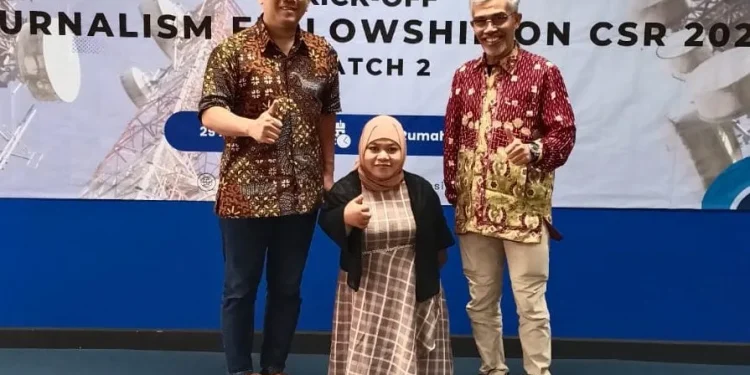 Dari kiri, Chief of Business Support Offcer PT Tower Bersama Infrastrucutre Group Lie Sie An, wartawan difabel dari Tugu Jatim ID Dwi Lindawati, dan Direktur Gerakan Wartawan Peduli Pendidikan Nurcholis MA Basyari foto bersama di Rumah Belajar TBIG Tangerang, Jakarta, Jumat siang (29/08/2025). (Foto: Dwi Lindawati/Tugu Jatim)