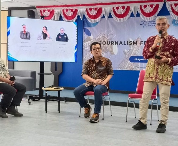 Direktur Gerakan Wartawan Peduli Pendidikan Nurcholis MA Basyari saat memberikan sambutan dan memperkenalkan wartawan yang lolos JFC 2025 Batch 2 di Rumah Belajar TBIG, Jumat (29/08/2025). (Foto: Dwi Lindawati/Tugu Jatim)