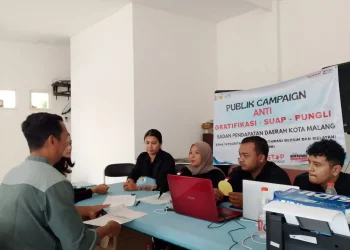 Program Bapenda Singgah Perumahan yang digelar di Perum Nirwana Sulfat Residence, Kota Malang. (Foto/M Sholeh)