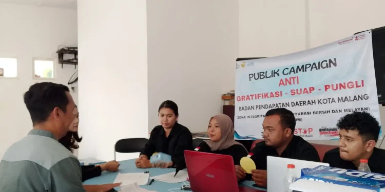 Program Bapenda Singgah Perumahan yang digelar di Perum Nirwana Sulfat Residence, Kota Malang. (Foto/M Sholeh)