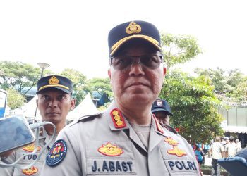 Kabid Humas Polda Jatim, Kombes Pol Jules Abraham Abast, saat menjelaskan soal motor brebet. (Foto/M Sholeh)
