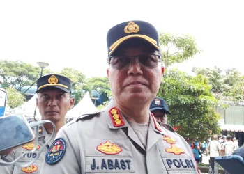 Kabid Humas Polda Jatim, Kombes Pol Jules Abraham Abast, saat menjelaskan soal motor brebet. (Foto/M Sholeh)