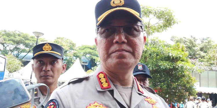 Kabid Humas Polda Jatim, Kombes Pol Jules Abraham Abast, saat menjelaskan soal motor brebet. (Foto/M Sholeh)