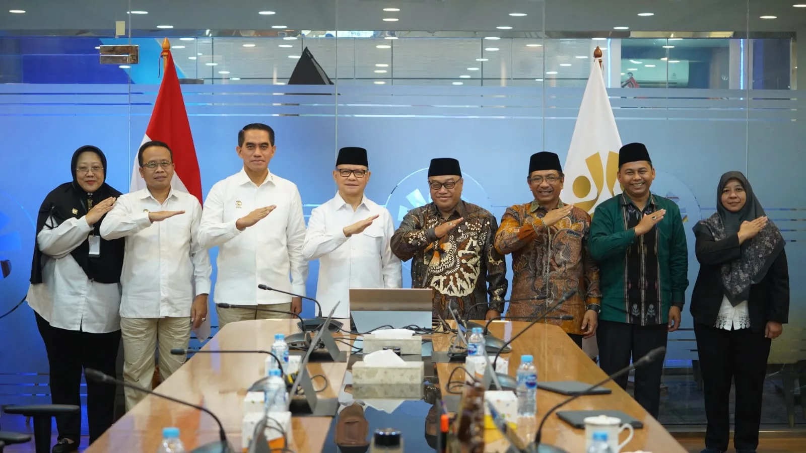 Pose bersama pihak KP2MI bersama perwakilan Unisma usai penandatanganan MoU dan PKS peningkatan kualitas kompetensi dan perlindungan pekerja migran Indonesia./Foto: Dok.Istimewa.