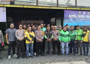 Kapolres Batu AKBP Andi Yudha Pranata saat cangkruk bareng para driver ojol. Foto: Azmy