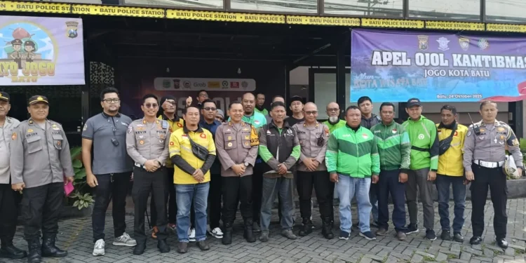 Kapolres Batu AKBP Andi Yudha Pranata saat cangkruk bareng para driver ojol. Foto: Azmy
