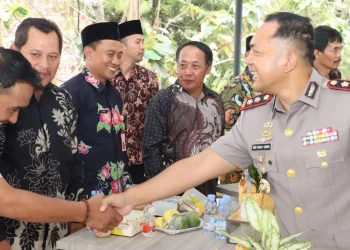 Kapolres Batu AKBP Andi Yudha Pranata saat berdialog dengan para kades. Foto: Polres Batu