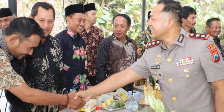 Kapolres Batu AKBP Andi Yudha Pranata saat berdialog dengan para kades. Foto: Polres Batu