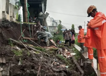 Penanganan bencana di lokasi kejadian yang membuat plengsengan ambrol. Foto: Pusdalops BPBD Kota Batu