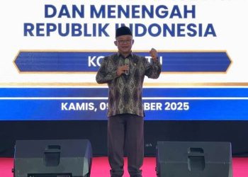 Mendikdasmen Abdul Mu'ti saat berkunjung ke salah satu SD di Kota Batu. Foto: Azmy