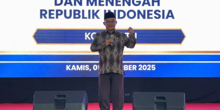 Mendikdasmen Abdul Mu'ti saat berkunjung ke salah satu SD di Kota Batu. Foto: Azmy