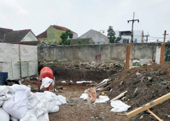 Dinding pembatas perumahan yang hendak ditembus untuk jalur alternatif Candi Panggung. (Foto/M Sholeh)