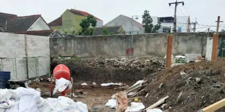 Dinding pembatas perumahan yang hendak ditembus untuk jalur alternatif Candi Panggung. (Foto/M Sholeh)