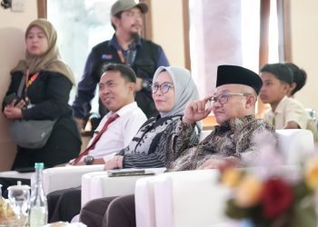 Alumni Unikama, Alvonsus Glori A mendapat pujian dari Menteri Pendidikan Dasar dan Menengah RI, Prof. Dr. Abdul Mu’ti, M.Ed atas kontribusinya di bidang pendidikan. /Foto: Dok. Unikama