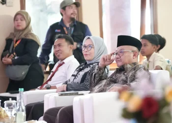 Alumni Unikama, Alvonsus Glori A mendapat pujian dari Menteri Pendidikan Dasar dan Menengah RI, Prof. Dr. Abdul Mu’ti, M.Ed atas kontribusinya di bidang pendidikan. /Foto: Dok. Unikama