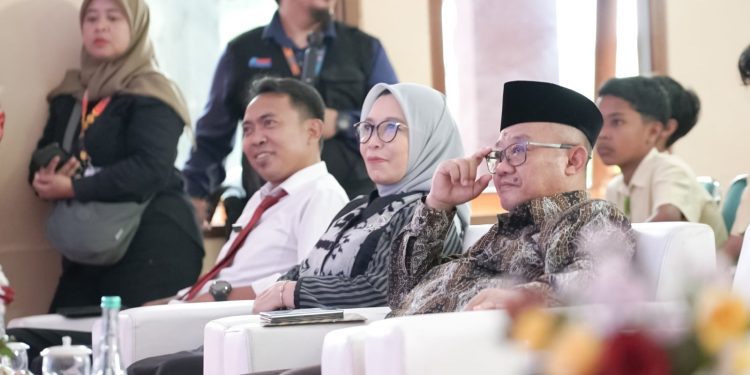 Alumni Unikama, Alvonsus Glori A mendapat pujian dari Menteri Pendidikan Dasar dan Menengah RI, Prof. Dr. Abdul Mu’ti, M.Ed atas kontribusinya di bidang pendidikan. /Foto: Dok. Unikama