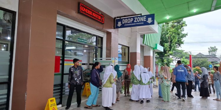 Siswa MTs Al Khalifah sempat dirawat di IGD RSUD Kanjuruhan. Foto: Aisyah Nawangsari Putri