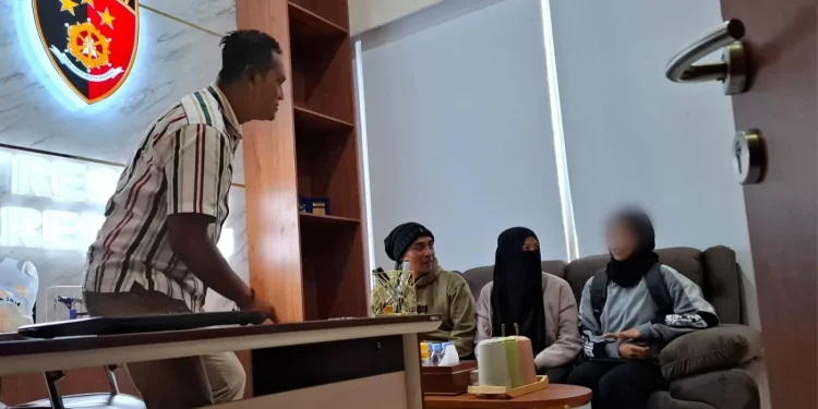 Remaja putri yang dilaporkan hilang saat bertemu orang tuanya di Polres Batu. Foto: Azmy
