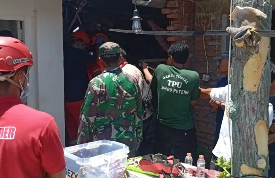 Petugas bergotong royong mengevakuasi korban yang terjatuh ke dalam sumur. Foto: BPBD Kabupaten Malang