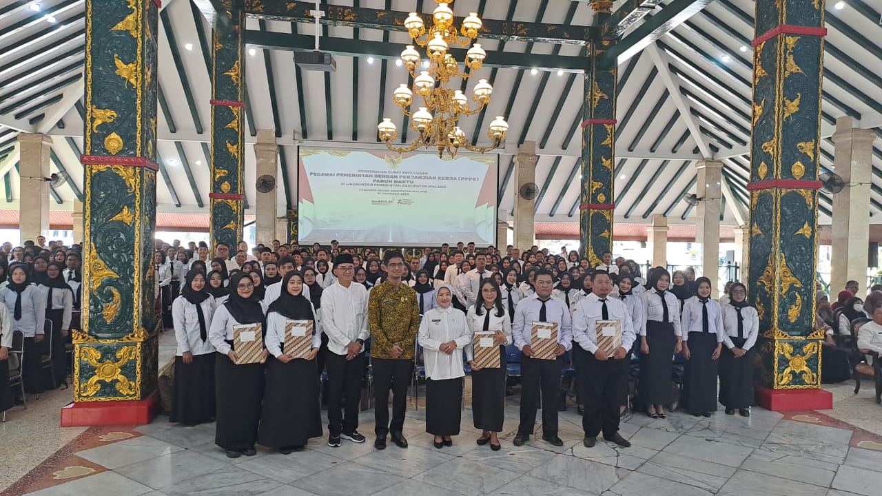 Foto bersama usai seremoni penyerahan SK pengangkatan PPPK Paruh Waktu. Foto: Aisyah Nawangsari Putri
