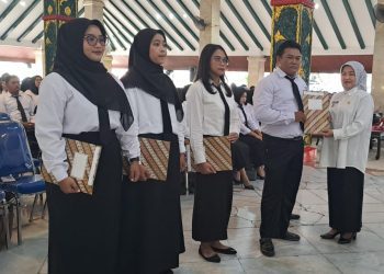 Wabup Malang, Lathifah Shohib serahkan SK Pengangkatan PPPK Paruh Waktu. Foto: Aisyah Nawangsari Putri