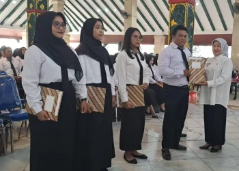 Wabup Malang, Lathifah Shohib serahkan SK Pengangkatan PPPK Paruh Waktu. Foto: Aisyah Nawangsari Putri