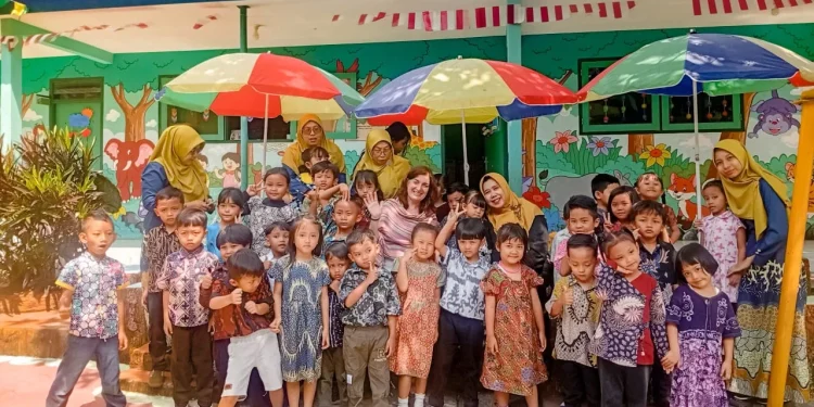 Bersama praktisi asal Spanyol, Maria Sirvent Gomez, PG PAUD Unikama hadirkan workshop bertaraf internasional bagi guru PAUD se-Kota Malang. /Foto: Dok. Unikama