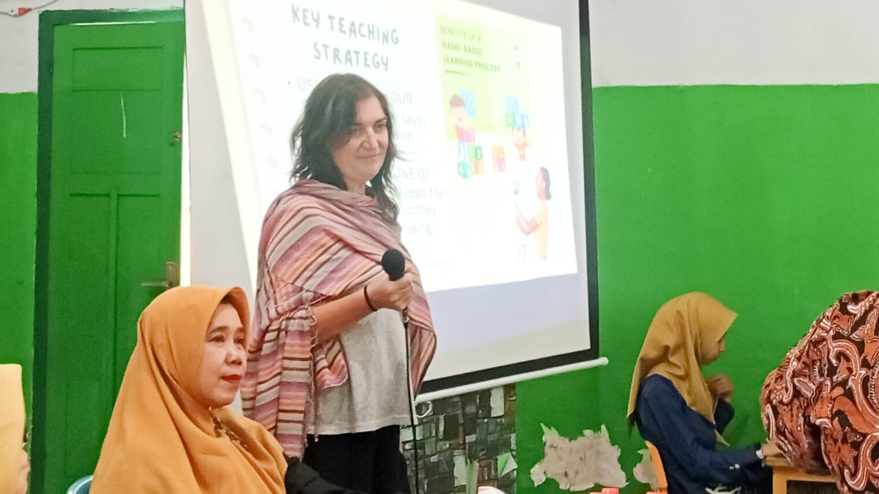 Praktisi asal Barcelona, Spanyol, Maria Sirvent Gomez berbagi wawasan tentang pedagogi di acara workshop yang digagas Prodi PG PAUD Unikama./Foto: Dok.Unikama
