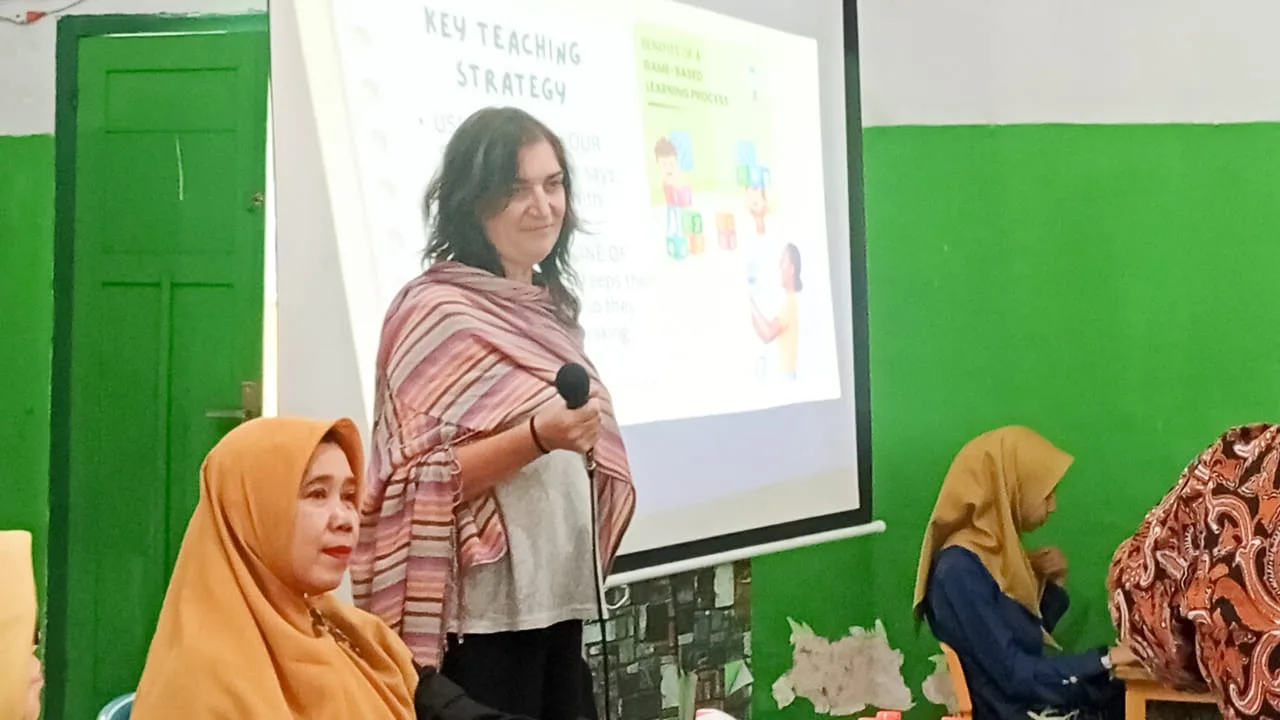 Praktisi asal Barcelona, Spanyol, Maria Sirvent Gomez berbagi wawasan tentang pedagogi di acara workshop yang digagas Prodi PG PAUD Unikama./Foto: Dok.Unikama