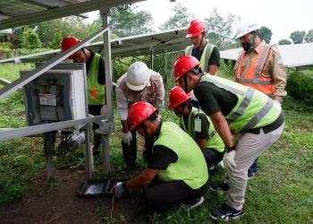 Teknisi Pembangkit Listrik Tenaga Surya (PLTS) dari Kabupaten Mahakam Ulu saat mengikuti uji sertifikasi. Foto/dok ITN Malang