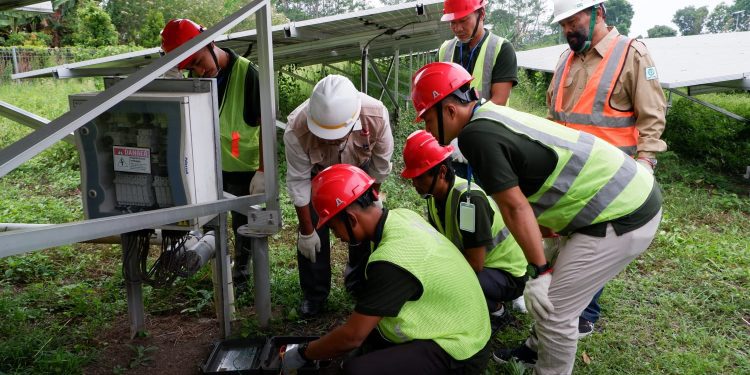 Teknisi Pembangkit Listrik Tenaga Surya (PLTS) dari Kabupaten Mahakam Ulu saat mengikuti uji sertifikasi. Foto/dok ITN Malang
